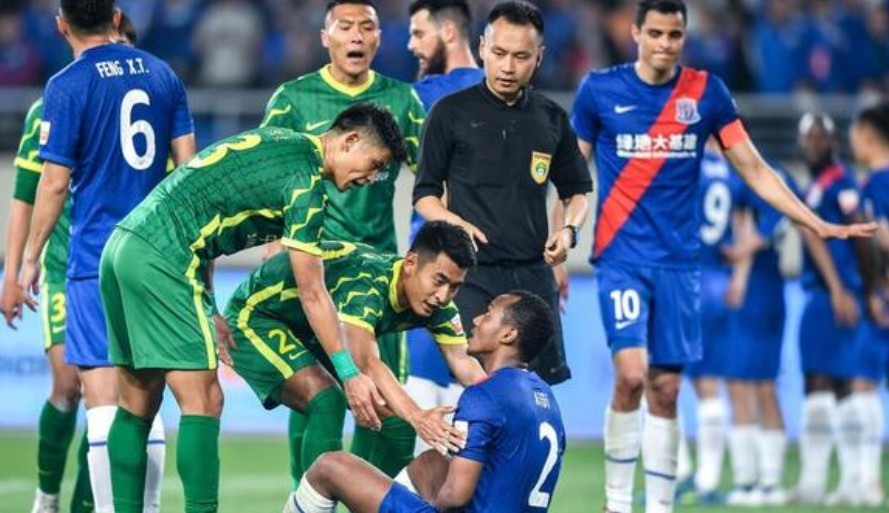  AC米兰主场溃败，球迷高呼教练下课  