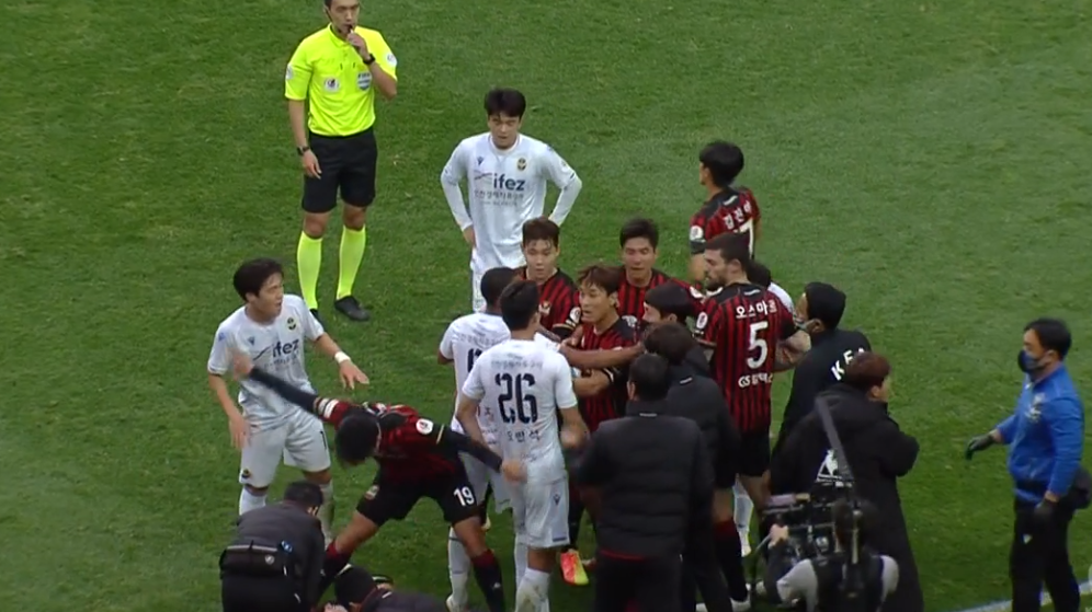  沙尔克04历史性降级引发球迷抗议潮  