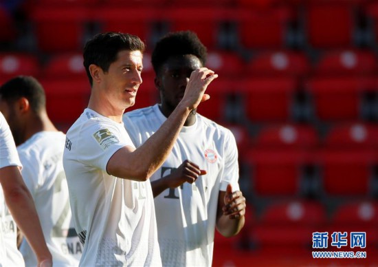  莱万多夫斯基斩获德甲生涯第二百粒进球  